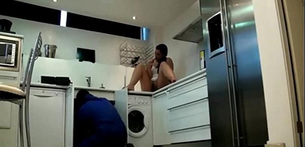  Hidden Cam Dangerous Woman, Plumber Was Captivated